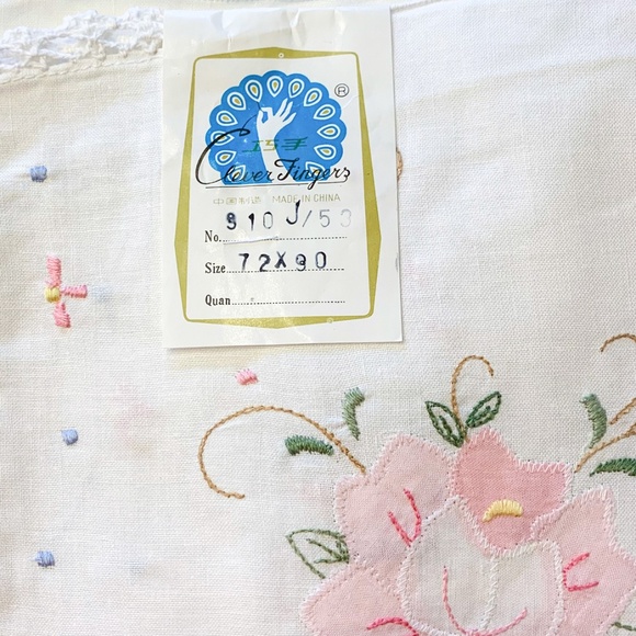 NEW Vintage Floral Embroidered Tablecloth + 8 Napkins - Picture 11 of 11